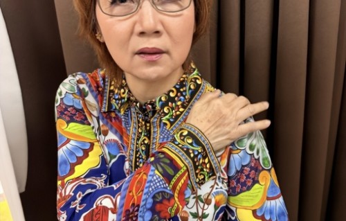 66岁歌手张德兰突发意外！后台摔倒送医，曾上春晚爆火结婚37年无儿女