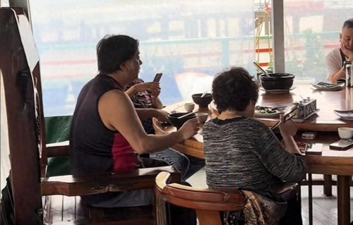 曝崩牙驹“安全落地”！携儿子现身澳门祭祖，吃80块钱一碗的汤面 