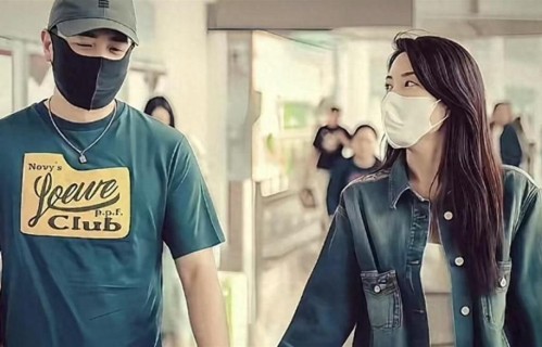 真的酸了！49岁曾黎澳门被偶遇，陪男友祈福低调恋爱5年状态绝了