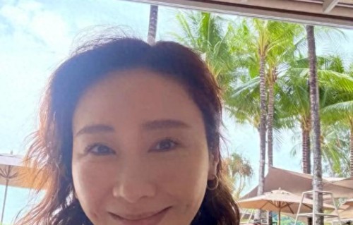 黎姿在普吉岛过复活节，她大方的晒出泳装照，54岁的她腰上没赘肉 