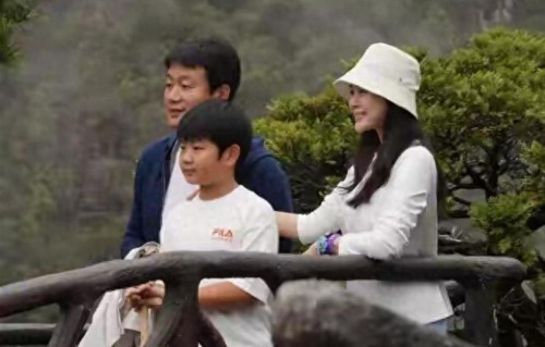 佟大为关悦带10岁佟俊言出游，小家伙个高又神似爸爸，萌翻啦！