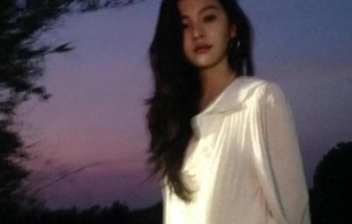 章若楠私服穿搭真时髦！白衬衫+碎花裙，清新减龄又高级！