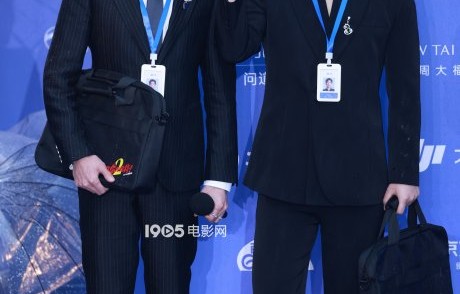 网友对白客和张若昀这次红毯造型的共鸣反映了怎样的社会文化现象？