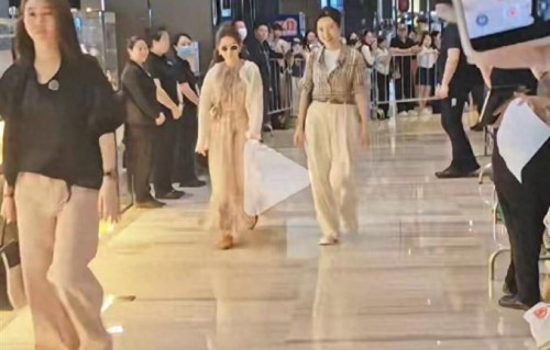 网友街头偶遇周涛拍摄节目，本人生图依旧耐看气质好，方媛也很美