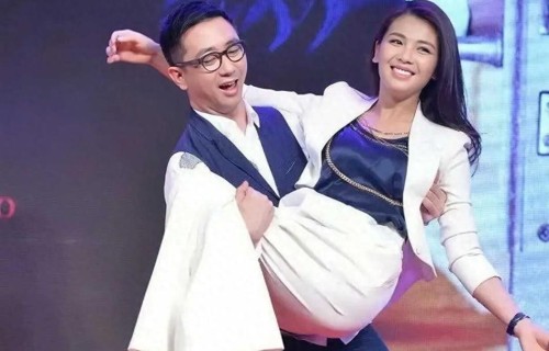 娱乐圈难得清流！王自健轻松抱刘涛，二人真实关系太纯粹