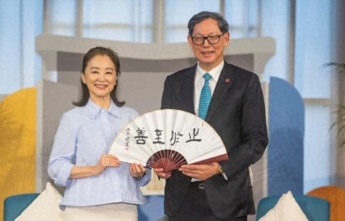 71岁林青霞以作家身份亮相大学讲座，银发丸子头尽显优雅本色|长裙|徐克|东方不败_订阅