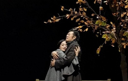 她与胡歌是同学，貌美如花从不炒作，丈夫位列全球亿万富豪榜