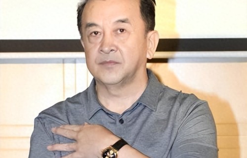 24次上春晚，65岁工作没了，老到走路靠人搀扶，黄宏现在过得如何 