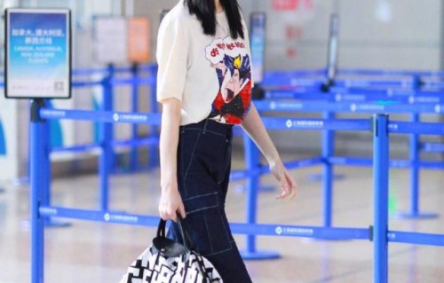 奚梦瑶被何猷君求婚后首次公开亮相,腰身纤细怀孕传闻不攻自破!