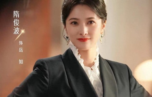 曾与靳东相恋无奈分手，后嫁父亲认可的好男人，46岁的她后悔吗？