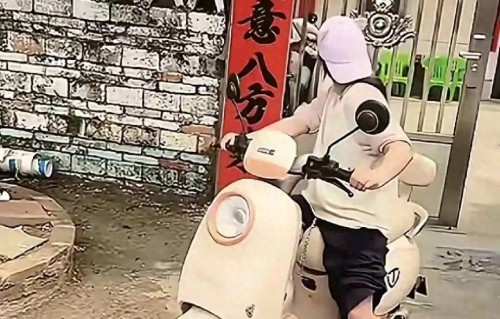 全红婵回乡祭祖全程低调，一举一动尽显真诚，朴实模样圈粉无数 