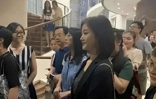 60岁宋祖英罕见亮相，穿着大胆、风采依旧！