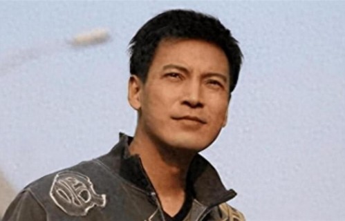 他是蒋勤勤的前男友，曾被心上人抛弃，如今靠着儿子又翻身了