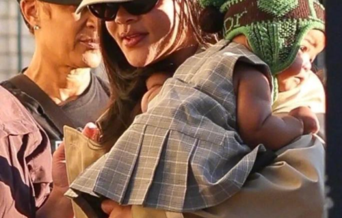 蕾哈娜7个月小女儿Rocki首次公开亮相！软萌模样圈粉，一只鞋还跑丢了