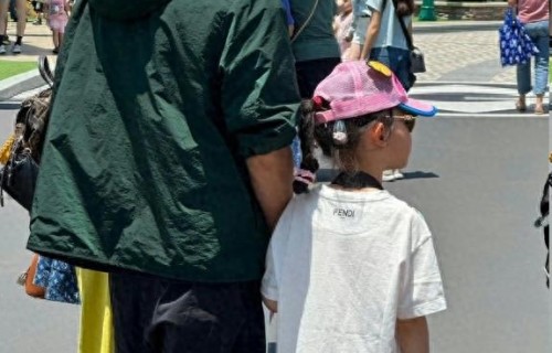 分居风波1月后，唐嫣罗晋罕见同框带女儿游玩，是否离婚一目了然 