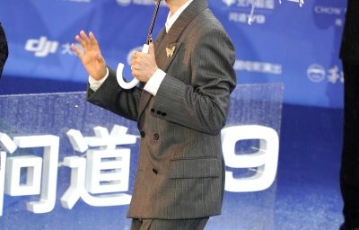 贺峻霖在北影节提到的幕后工作人员的故事具体是怎样的？|北京国际电影节|versacecollection|微光|运河|红毯