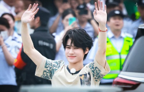 张真源为《进行曲》舞台的舞蹈和演唱做了哪些特别的准备和训练？|系统性|力量|演唱会|体能|身体