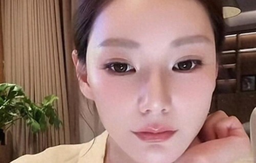 筱梅晒温馨照！小菲抱小儿子满脸宠爱！兰姐和亲家约饭，氛围和睦