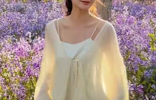 筱梅高调回北京，一袭纱裙状态惊艳，兰姐格局拉满绝口不提孙子 