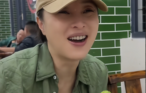 53岁吴越近况曝光：现身佛山饭馆吃饭，用盆喝粥泡油条很真实