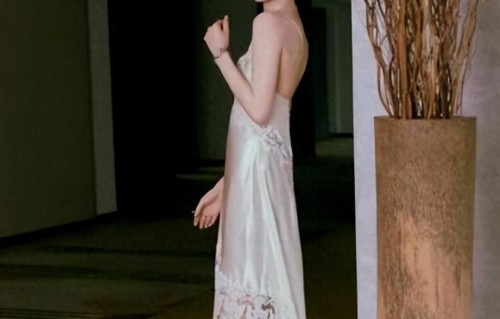 周冬雨的平板身材好高级！一袭蕾丝吊带裙，美出新高度！