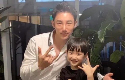 39岁白冰近况曝光!与丁一离婚已经5年,12岁女儿遗传了她的美貌