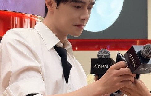 演员方逸伦的演艺事业和公众形象有何特点？|错位互动|演技|男团|主唱|粉丝