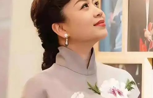 57岁张也的清醒回答：饿了煮面，冷了加衣，比婚姻更暖的是“把自己伺候明白”