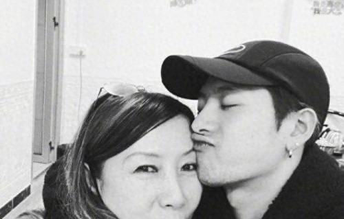 王嘉尔晒和爸妈合影，网友：幸福家庭的顶级模板|周平|王锐|父母|明星|冠军