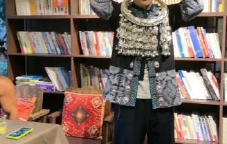 李晨穿苗服现身凤凰古城，回忆跑男龙舟赛