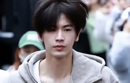 粉底液将军卸妆了！路人拍到纯素颜的张凌赫！差别太大了吧！ 