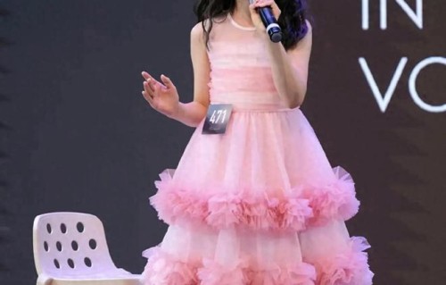 9岁女孩全英文演唱自信，董璇用心培养引明星关注|佟丽娅|杨丽萍|小酒窝|舞台剧|女儿