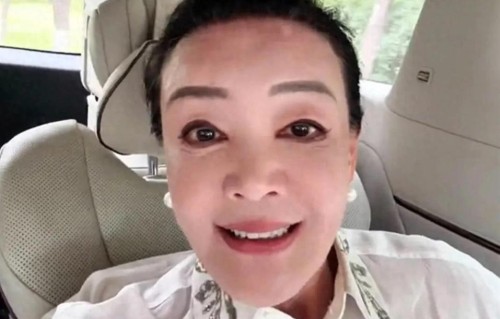 汪宝百日宴张兰汪小菲与亲友合影，画面温馨，筱梅参加闺蜜生日宴
