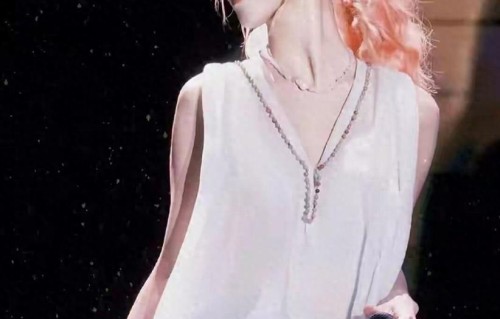 44岁薛凯琪春晚唱立春，玉女标签早被她撕了，当年那张照片