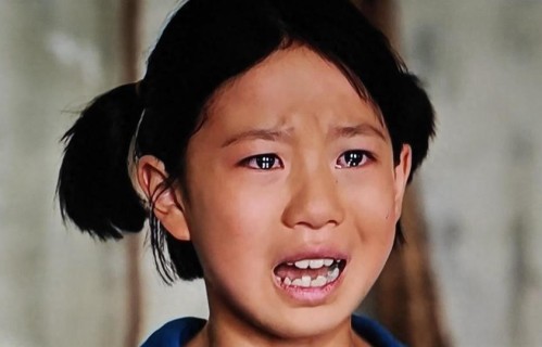看主角却想起去世的小妹，当年就是11岁招进区剧团，令人唏嘘