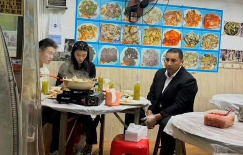 何猷君奚梦瑶夫妇吃路边大排档，还带保镖一起，也是太接地气