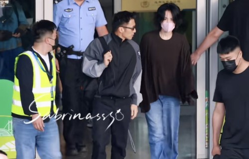 56岁王菲登上西安古城墙，她套了件罩衫配工装裤，美得干净又大气