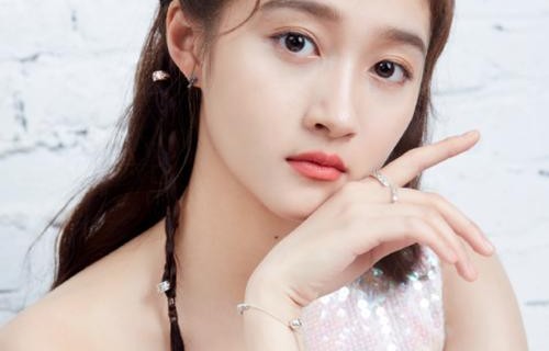 关晓彤“深夜酒瓶子”梗爆火!戳中多少人深夜解压心