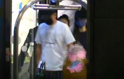 文章疑似新恋情曝光，与美女约会同回住处，隔天开车送美女乘高铁