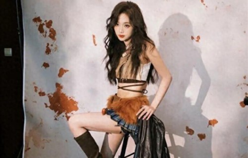 吴宣仪 复古皮衣绑带+毛绒裙 厚底靴踩出野性气场