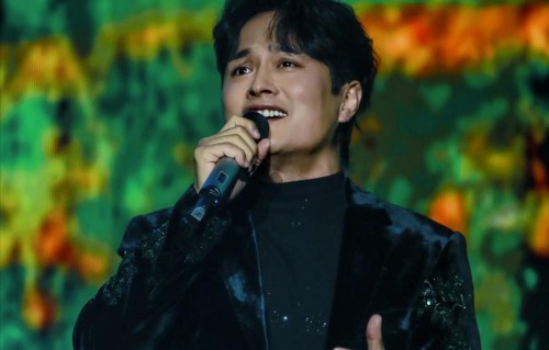 住地下室时她卖金镯子供他成名，后来他用“没共同语言”还了她12年