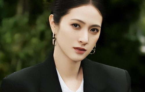 她和靳东分手后，嫁给父亲选的男人，如今46岁被宠成公主特幸福