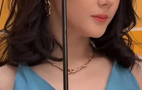 迪丽热巴现身南京，生图脸变圆了，穿高开叉手臂粗壮，34岁仍清纯 