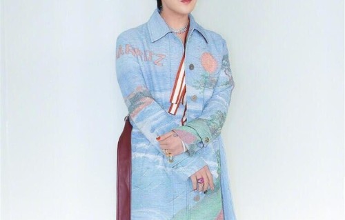 权志龙亮相香奈儿大秀，珠光宝气排面拉满，但弯腰张望被嘲“做贼”