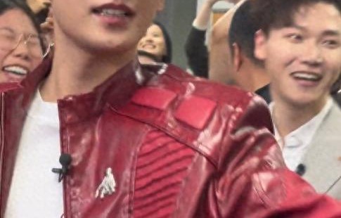 杨洋出席线下活动，比例惊人胸肌明显，生图五官精致像男模 