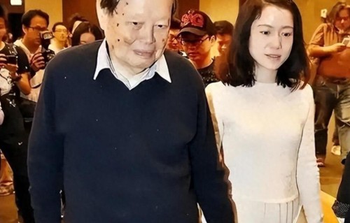 杨振宁离世半年，50岁翁帆现状曝光，面相有变化 怀孕传闻真相大白