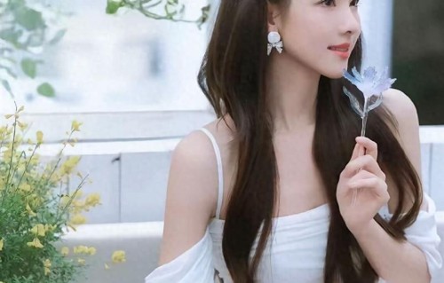 陈都灵国风大片太绝了！清冷白裙配繁花，氛围感直接拉满