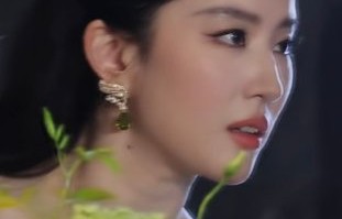 刘亦菲如何成为首位登上W中文版封面的80后华人女演员？