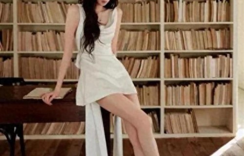 张艺凡气质微卷发配白色连衣裙，高挑显瘦大长腿美绝了