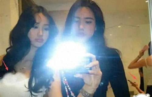 自拍照给自己打码，却泄露同学上厕所照片，钟丽缇替女道歉惹众怒